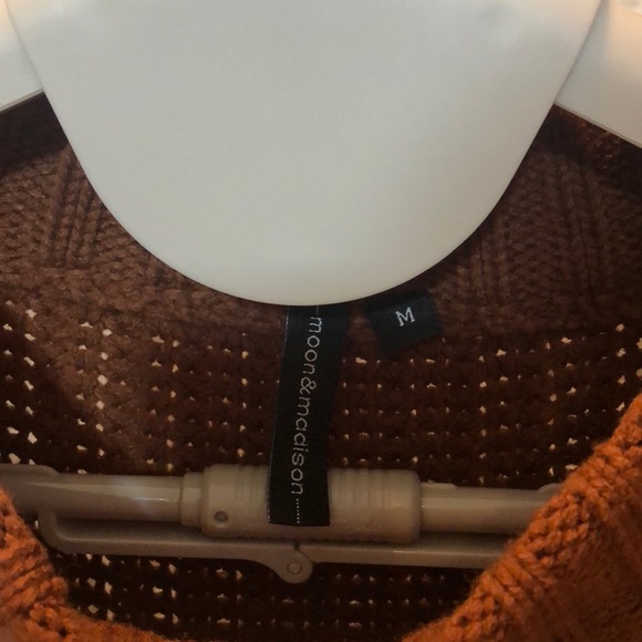 Cropped cable-knit sweater. - Picture 2 of 4